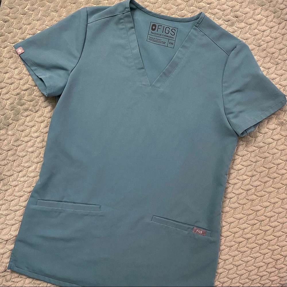 Casma Hydrogreen three-pocket FIGS scrubs top XXS